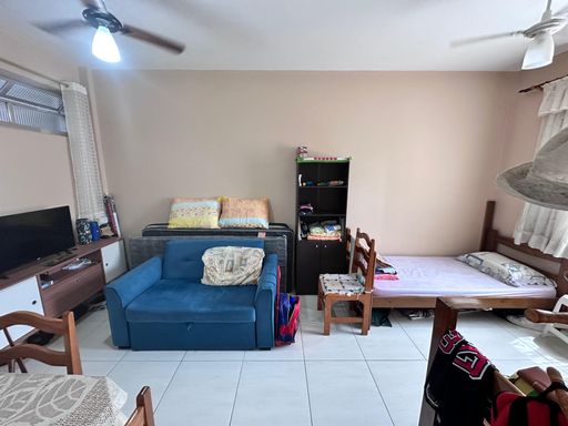 Sala living ampla com uma janela grande que proporciona boa iluminação.