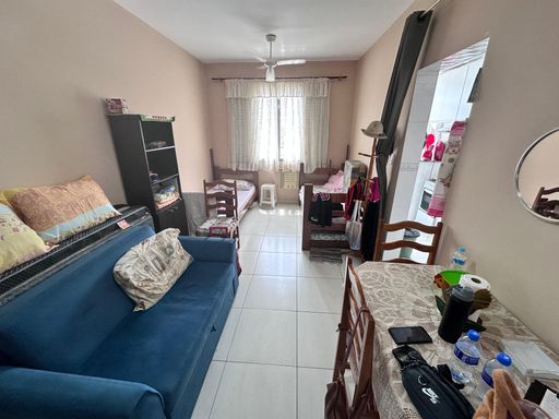 Sala living ampla com uma janela grande que proporciona boa iluminação.