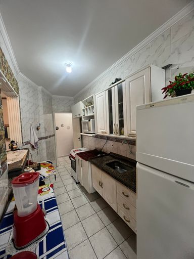 Cozinha americana com armários.