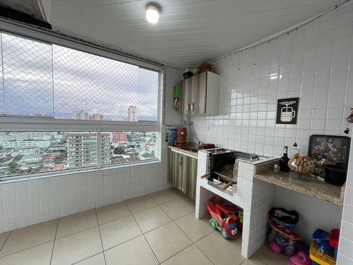 Sacada gourmet envidraçada com vista livre.