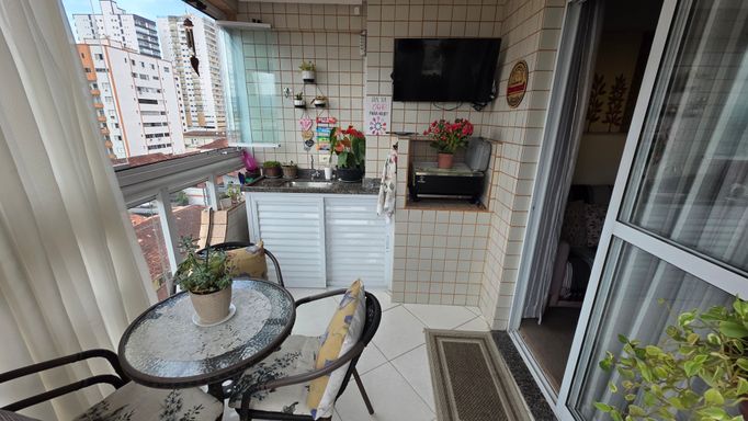 Sacada gourmet envidraçada com vista livre.