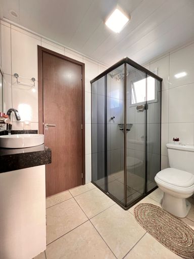 WC suíte com box de vidro.