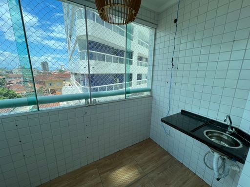 Sacada envidraçada com vista livre.