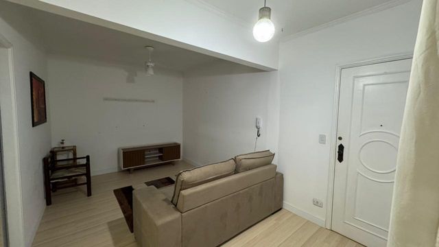 Sala ampla mobiliada com um sofá.