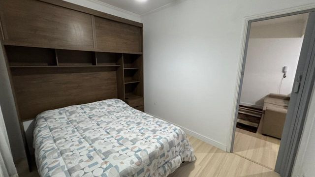 Dormitório com uma cama de casal.