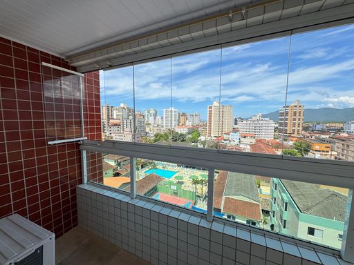 Sacada envidraçada com vista livre.