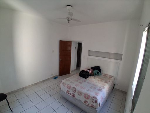 Dormitório espaçoso e bem  iluminado.