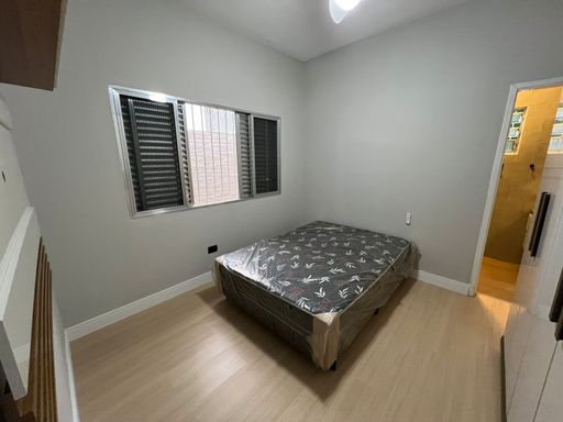 Suíte com uma cama de casal.