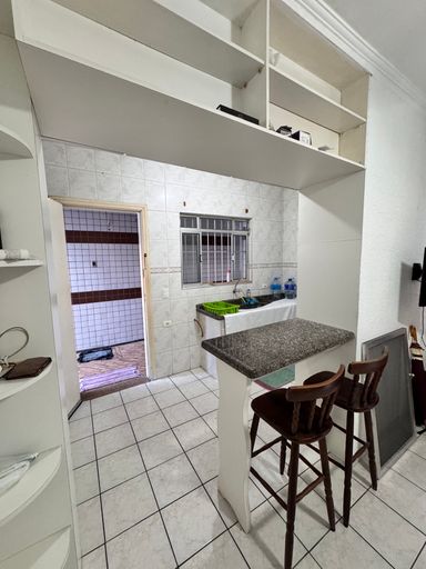 Cozinha americana com armários planejados.