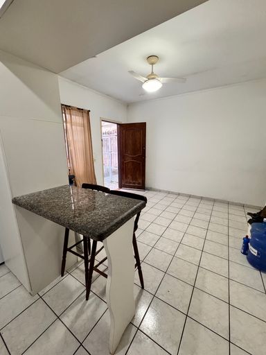 Cozinha americana com armários planejados.