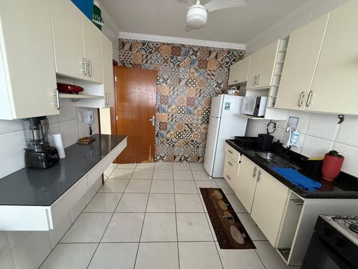 Cozinha ampla com armários planejados.