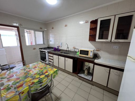 Cozinha espaçosa com armários.