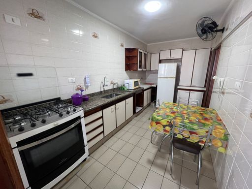 Cozinha espaçosa com armários.