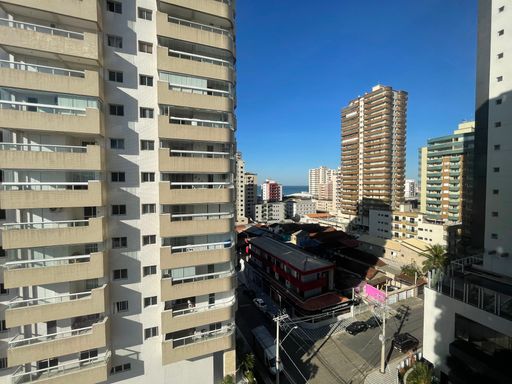 Vista livre e vista para o mar da sacada gourmet.