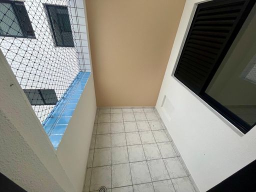 Sacada com tela (rede) de proteção.