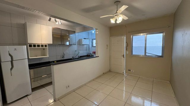 Sala espaçosa e bem iluminada com ventilador de teto.