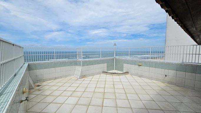 Espaço gourmet privativo com vista para o mar.