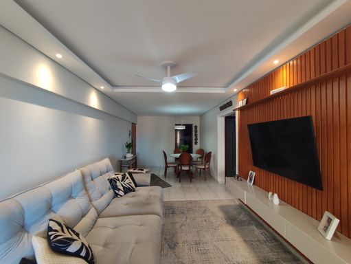 Sala ampla de 2 ambientes.