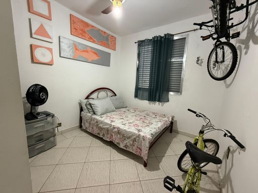 Dormitório com 1 cama de casal e armário embutido.