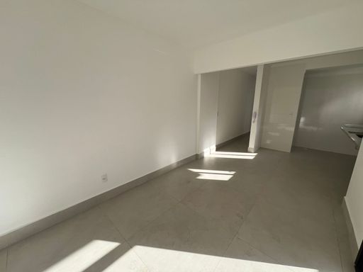 Sala bem iluminada.