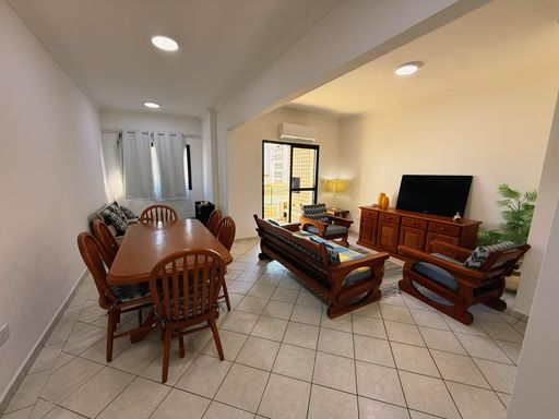Sala ampla de 2 ambientes.