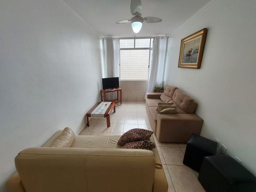 Sala ampla e bem iluminada.