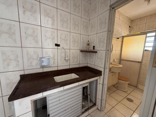 Cozinha com uma pia.