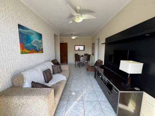 Sala bem iluminada de 2 ambientes.