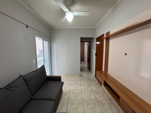 Sala com ventilador de teto e sofá.