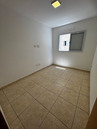 Dormitório bem iluminado.