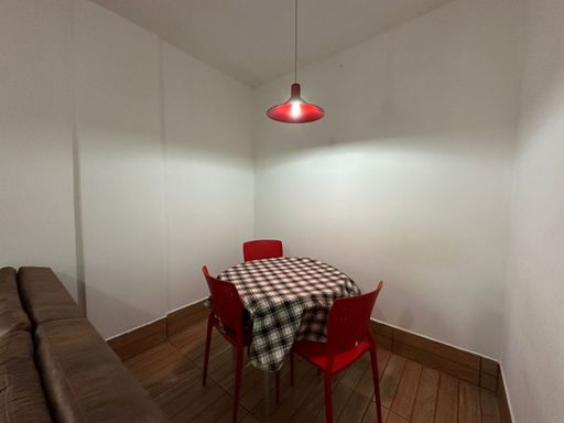 Sala de dois ambientes bem iluminado com uma sacada.