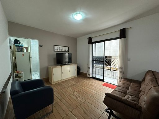Sala de dois ambientes bem iluminado com uma sacada.