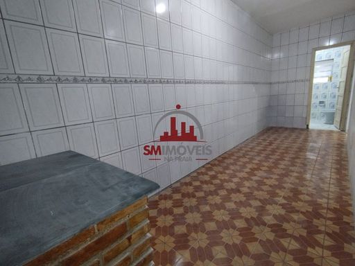 Cozinha com pia e gabinete.