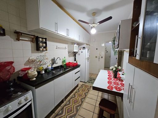 Cozinha planejada com ventilador de teto.