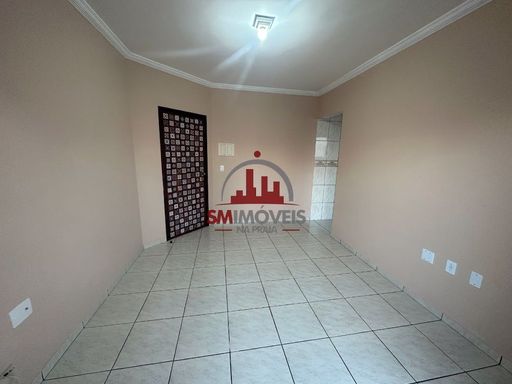 Sala com muita iluminação natural com ar-condicionado de parede.