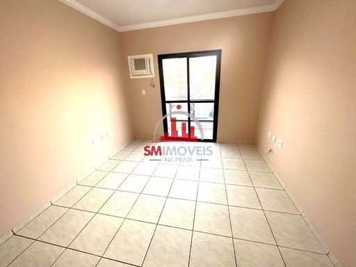 Sala com muita iluminação natural com ar-condicionado de parede.