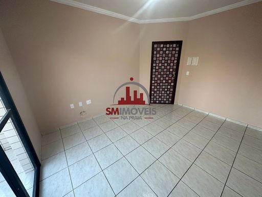 Sala com muita iluminação natural com ar-condicionado de parede.