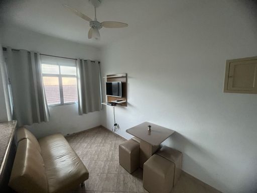 Sala mobiliada com ventilador de teto.