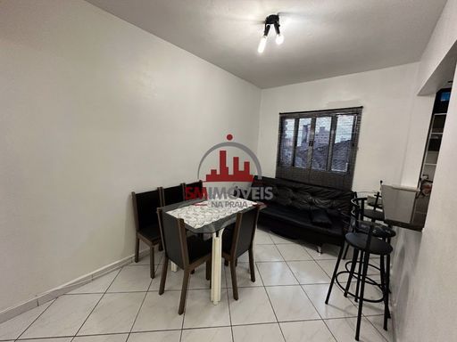 Sala com sofá cama e mesa de jantar.
