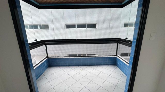 Sacada envidraçada da sala.