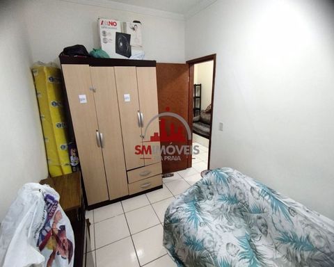 Dormitório com uma guarda-roupa.