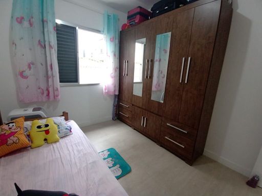 Dormitório com 1 cama de casal e guarda-roupa.