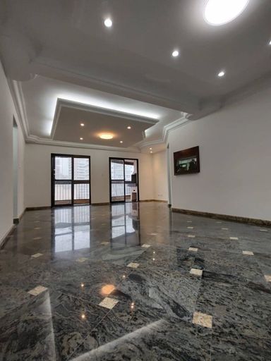 Sala ampla para 3 ambientes com piso de granito e teto rebaixado em gesso com iluminação em LED.