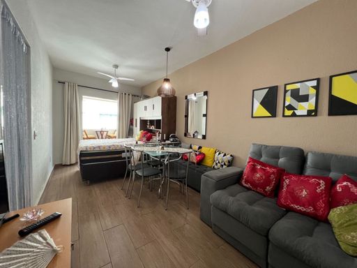 Sala living ampla com muita iluminação natural, ventilador de teto.