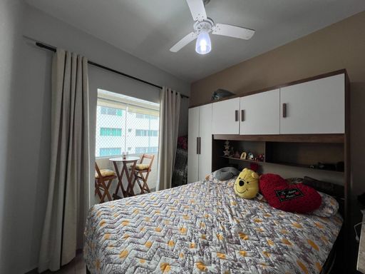 Sala living ampla com muita iluminação natural, ventilador de teto.