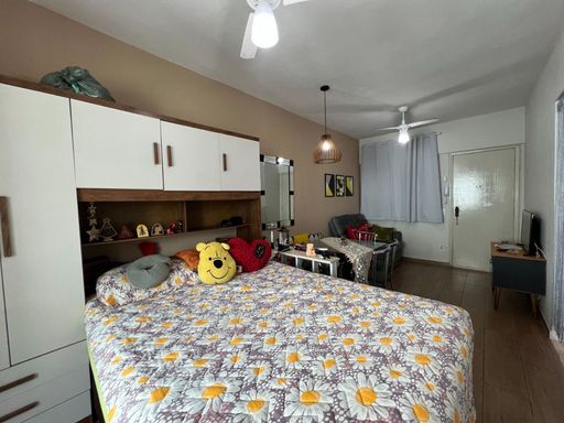 Sala living ampla com muita iluminação natural, ventilador de teto.