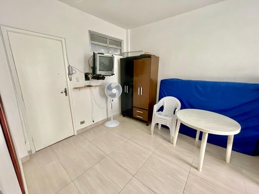 Sala living com muita iluminação natural com ventilador de teto.