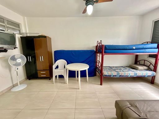 Sala living com muita iluminação natural com ventilador de teto.