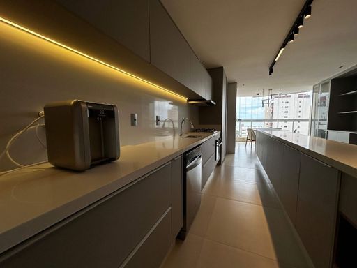 COZINHA com bancada ampla e iluminação ambiente