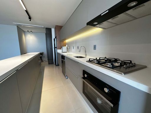 COZINHA moderna com armários planejados e lavadora de louças